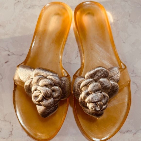 Stuart Weitzman Silver & Gold Slide Sandals Genuine Leather Camelia Flower Sz 7 - Picture 1 of 4